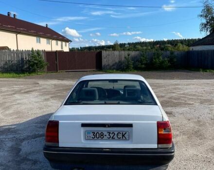 Білий Опель Омега, об'ємом двигуна 2 л та пробігом 274 тис. км за 900 $, фото 1 на Automoto.ua