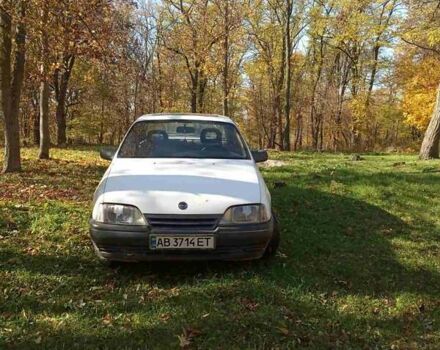 Белый Опель Омега, объемом двигателя 1.8 л и пробегом 280 тыс. км за 1400 $, фото 7 на Automoto.ua