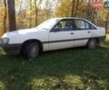 Белый Опель Омега, объемом двигателя 1.8 л и пробегом 280 тыс. км за 1400 $, фото 1 на Automoto.ua