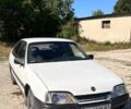 Белый Опель Омега, объемом двигателя 2 л и пробегом 350 тыс. км за 601 $, фото 1 на Automoto.ua
