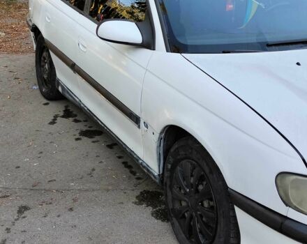 Белый Опель Омега, объемом двигателя 2 л и пробегом 200 тыс. км за 1200 $, фото 1 на Automoto.ua