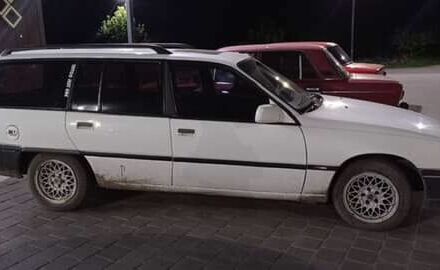 Белый Опель Омега, объемом двигателя 2 л и пробегом 300 тыс. км за 1628 $, фото 3 на Automoto.ua