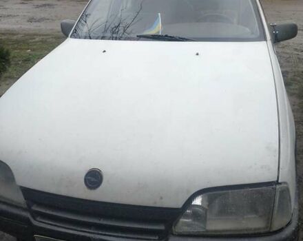 Білий Опель Омега, об'ємом двигуна 2 л та пробігом 300 тис. км за 950 $, фото 1 на Automoto.ua