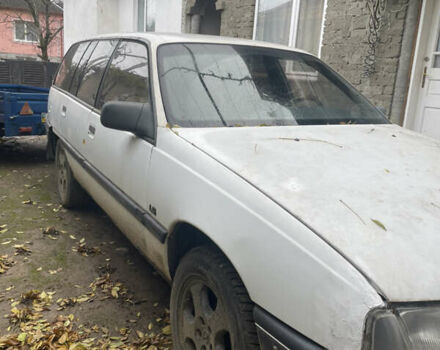 Белый Опель Омега, объемом двигателя 2.26 л и пробегом 300 тыс. км за 1500 $, фото 3 на Automoto.ua