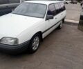 Белый Опель Омега, объемом двигателя 1.8 л и пробегом 306 тыс. км за 1200 $, фото 1 на Automoto.ua