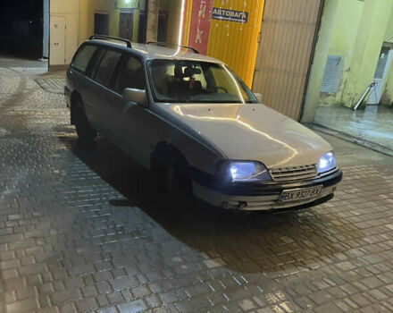 Белый Опель Омега, объемом двигателя 2.4 л и пробегом 300 тыс. км за 699 $, фото 2 на Automoto.ua