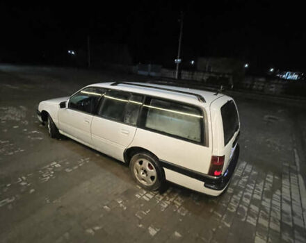 Белый Опель Омега, объемом двигателя 2.4 л и пробегом 300 тыс. км за 699 $, фото 4 на Automoto.ua