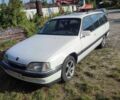 Белый Опель Омега, объемом двигателя 2.3 л и пробегом 365 тыс. км за 1800 $, фото 1 на Automoto.ua