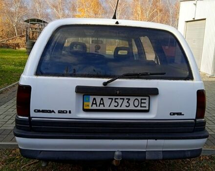 Белый Опель Омега, объемом двигателя 2 л и пробегом 320 тыс. км за 820 $, фото 5 на Automoto.ua