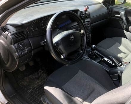 Белый Опель Омега, объемом двигателя 2 л и пробегом 330 тыс. км за 2700 $, фото 2 на Automoto.ua