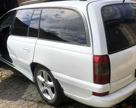 Белый Опель Омега, объемом двигателя 2 л и пробегом 330 тыс. км за 2700 $, фото 3 на Automoto.ua