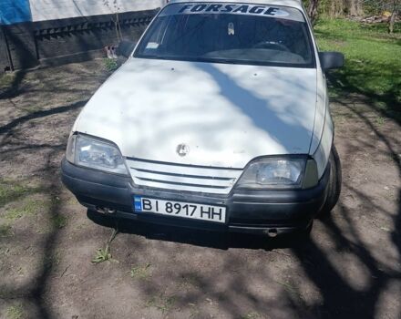 Белый Опель Омега, объемом двигателя 1.8 л и пробегом 1000 тыс. км за 1000 $, фото 1 на Automoto.ua