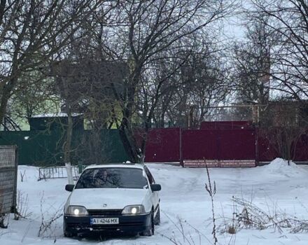 Белый Опель Омега, объемом двигателя 1.8 л и пробегом 270 тыс. км за 629 $, фото 1 на Automoto.ua