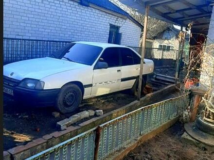Белый Опель Омега, объемом двигателя 2 л и пробегом 230 тыс. км за 1470 $, фото 1 на Automoto.ua