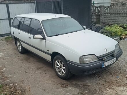 Белый Опель Омега, объемом двигателя 1.8 л и пробегом 350 тыс. км за 1425 $, фото 1 на Automoto.ua