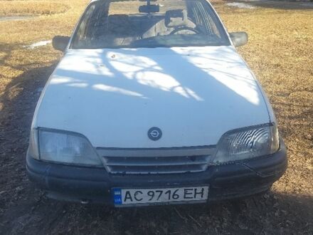 Білий Опель Омега, об'ємом двигуна 1.8 л та пробігом 300 тис. км за 797 $, фото 1 на Automoto.ua