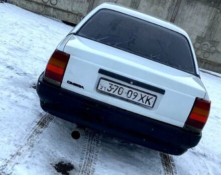 Белый Опель Омега, объемом двигателя 1.8 л и пробегом 200 тыс. км за 1150 $, фото 1 на Automoto.ua