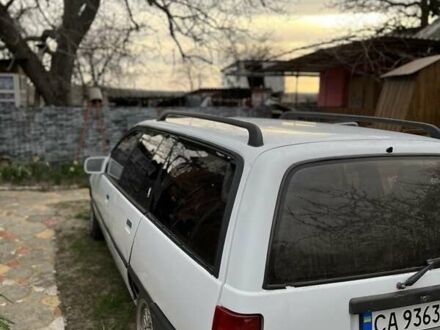 Білий Опель Омега, об'ємом двигуна 2 л та пробігом 300 тис. км за 1400 $, фото 1 на Automoto.ua