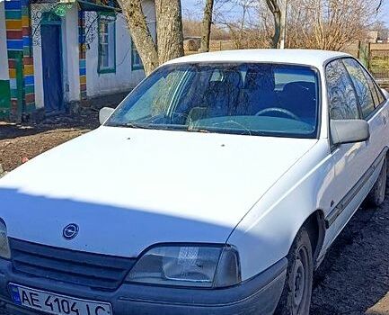 Белый Опель Омега, объемом двигателя 1.8 л и пробегом 260 тыс. км за 790 $, фото 1 на Automoto.ua