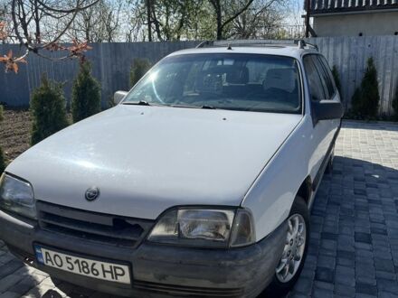 Опель Омега 1988 в Мукачеве на Automoto.ua Белый Опель Омега, объемом двигателя 2 л и пробегом 300 тыс. км за 1200 $, фото 1 на Automoto.ua