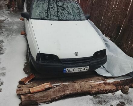 Белый Опель Омега, объемом двигателя 1.8 л и пробегом 250 тыс. км за 811 $, фото 1 на Automoto.ua