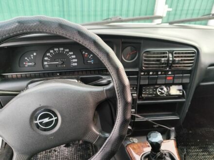 Белый Опель Омега, объемом двигателя 2 л и пробегом 300 тыс. км за 2000 $, фото 1 на Automoto.ua