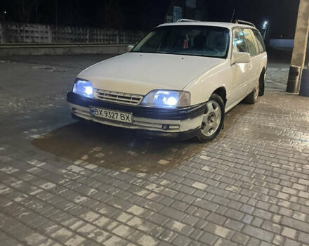 Белый Опель Омега, объемом двигателя 2.4 л и пробегом 300 тыс. км за 699 $, фото 1 на Automoto.ua