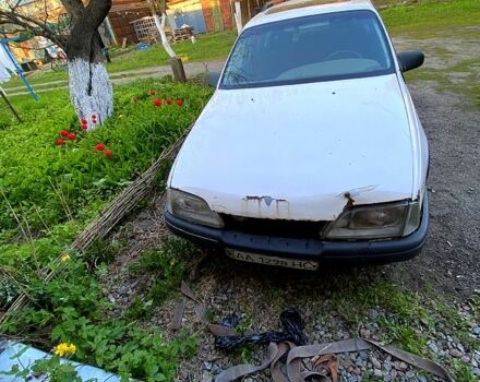 Белый Опель Омега, объемом двигателя 2 л и пробегом 333 тыс. км за 550 $, фото 1 на Automoto.ua