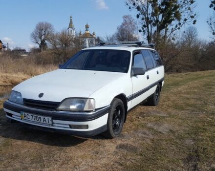 Белый Опель Омега, объемом двигателя 2 л и пробегом 300 тыс. км за 1150 $, фото 1 на Automoto.ua