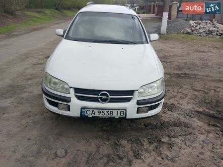 Белый Опель Омега, объемом двигателя 2.5 л и пробегом 422 тыс. км за 1750 $, фото 1 на Automoto.ua