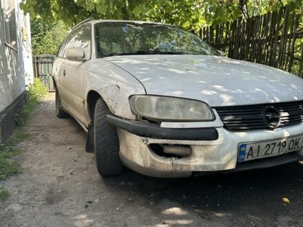 Белый Опель Омега, объемом двигателя 2 л и пробегом 500 тыс. км за 700 $, фото 1 на Automoto.ua