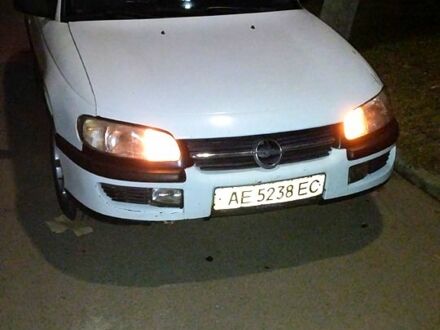 Белый Опель Омега, объемом двигателя 2.5 л и пробегом 300 тыс. км за 2000 $, фото 1 на Automoto.ua