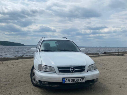 Белый Опель Омега, объемом двигателя 2.2 л и пробегом 266 тыс. км за 2800 $, фото 1 на Automoto.ua