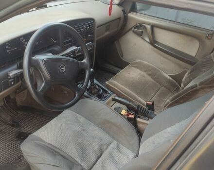 Бежевий Опель Омега, об'ємом двигуна 2 л та пробігом 330 тис. км за 964 $, фото 5 на Automoto.ua
