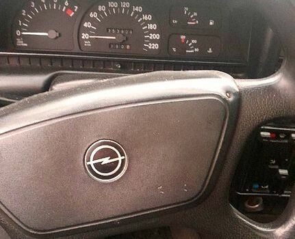 Черный Опель Омега, объемом двигателя 2 л и пробегом 100 тыс. км за 500 $, фото 1 на Automoto.ua