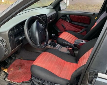 Черный Опель Омега, объемом двигателя 1.8 л и пробегом 300 тыс. км за 1050 $, фото 3 на Automoto.ua