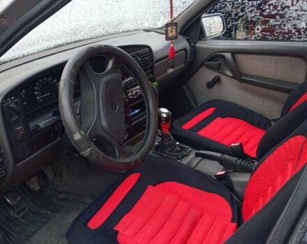 Черный Опель Омега, объемом двигателя 1.8 л и пробегом 250 тыс. км за 1000 $, фото 5 на Automoto.ua