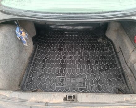 Черный Опель Омега, объемом двигателя 2 л и пробегом 300 тыс. км за 1500 $, фото 5 на Automoto.ua