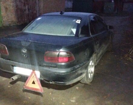 Черный Опель Омега, объемом двигателя 2 л и пробегом 300 тыс. км за 750 $, фото 3 на Automoto.ua