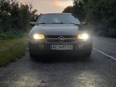 Черный Опель Омега, объемом двигателя 2 л и пробегом 300 тыс. км за 1450 $, фото 1 на Automoto.ua