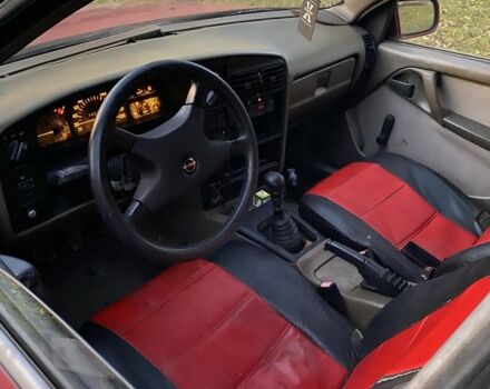 Красный Опель Омега, объемом двигателя 2.3 л и пробегом 300 тыс. км за 350 $, фото 3 на Automoto.ua