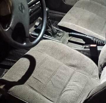 Червоний Опель Омега, об'ємом двигуна 2 л та пробігом 350 тис. км за 900 $, фото 2 на Automoto.ua