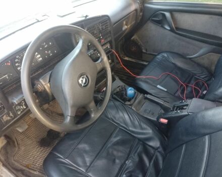 Червоний Опель Омега, об'ємом двигуна 2 л та пробігом 275 тис. км за 716 $, фото 4 на Automoto.ua