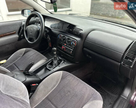 Красный Опель Омега, объемом двигателя 2 л и пробегом 301 тыс. км за 2200 $, фото 13 на Automoto.ua