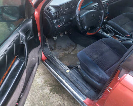 Красный Опель Омега, объемом двигателя 2 л и пробегом 240 тыс. км за 1200 $, фото 3 на Automoto.ua