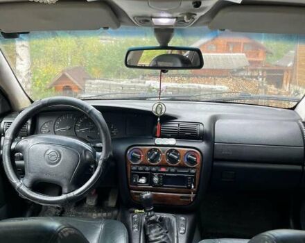 Красный Опель Омега, объемом двигателя 2 л и пробегом 250 тыс. км за 1200 $, фото 1 на Automoto.ua