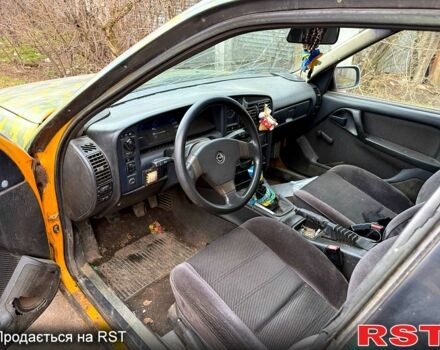 Желтый Опель Омега, объемом двигателя 2 л и пробегом 250 тыс. км за 1200 $, фото 1 на Automoto.ua