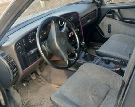 Серый Опель Омега, объемом двигателя 2.3 л и пробегом 400 тыс. км за 1000 $, фото 1 на Automoto.ua
