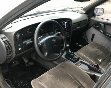 Серый Опель Омега, объемом двигателя 1.8 л и пробегом 325 тыс. км за 1400 $, фото 7 на Automoto.ua