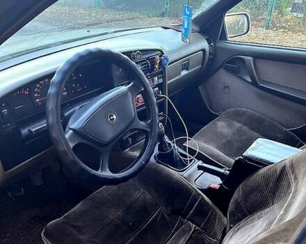Серый Опель Омега, объемом двигателя 2 л и пробегом 200 тыс. км за 950 $, фото 2 на Automoto.ua